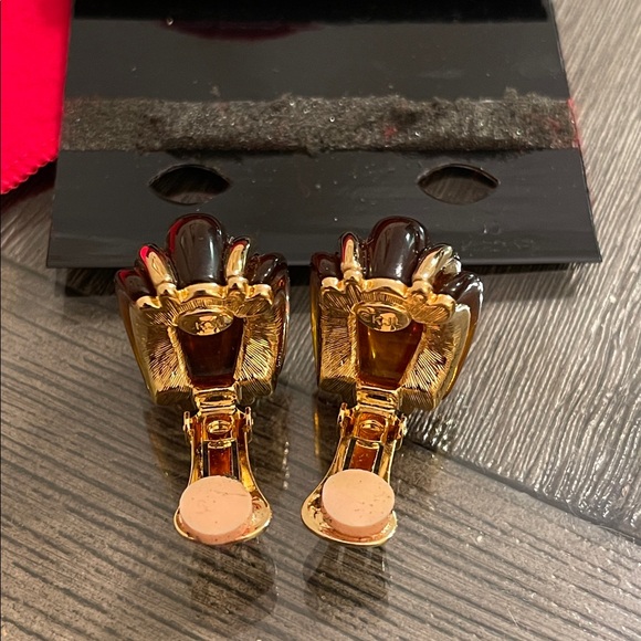 Kenneth Jay Lane Gold-tone and Tortoise Acrylic Clip Earrings - Picture 5 of 17
